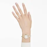 Reloj con brazalete rígido dorado con cristales incrustados, esfera blanca con tres cristales indicadores y agujas doradas.