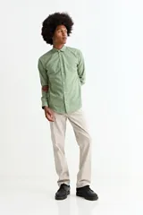Pantalón de corte recto en color beige, confeccionado en tejido de algodón con un toque de elastano para mayor comodidad.