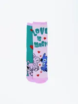 Pack de dos pares de medias de caña media con diseño de Stitch y Angel besándose, corazones y la frase "Love is Magic". Un par es color verde agua y el otro rosa.