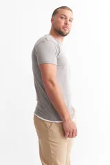 Remera gris oscuro de manga corta con cuello redondo y detalles a contratono en blanco en cuello y ruedo.