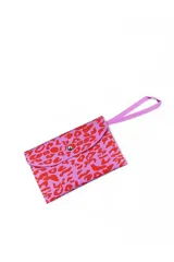 Necessaire de mano con diseño animal print en tonos fucsia y rojo, solapa frontal con cierre de botón a presión y tira de mano incorporada.