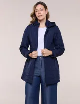 Campera larga de color azul marino con diseño capitoneado geométrico, capucha desmontable y cierre frontal completo. Cuenta con bolsillos laterales con cierre y ajuste en la cintura.