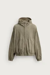 Cazadora de piel de ante color gris oscuro con capucha ajustable, cierre frontal de cremallera bidireccional y bolsillos de vivo en la cadera. Presenta diseño regular fit con acabados elásticos en puños y dobladillo.