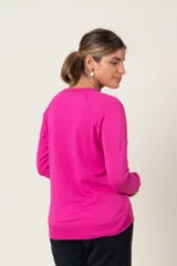 Buzo deportivo celeste de algodón, con cuello redondo y terminación en volado cruzado en el ruedo.