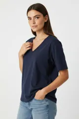 Remera de algodón con cuello en V, manga corta y diseño holgado.