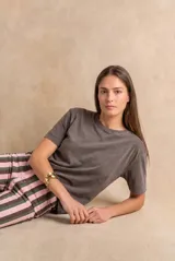 Remera oversize de algodón lavado, color marrón, de manga corta y cuello redondo.