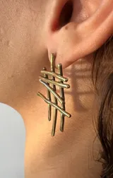 Aros colgantes de bronce con forma de entramado irregular.