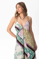 Chaleco largo abierto tipo solero con estampa exclusiva. Diseño sin mangas y tela liviana con caída.
