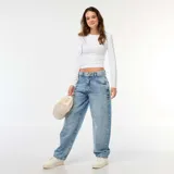 Jean de corte recto y tiro alto, color azul lavado, con detalle de strass aplicado en toda la parte frontal. Cuenta con cierre de botón y cremallera, y bolsillos laterales y traseros.