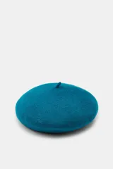 Boina clásica confeccionada en lana 100%, con textura suave y diseño tradicional.