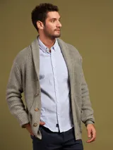 Cárdigan gris de punto con cuello esmoquin, cierre con botones de madera y mangas largas.