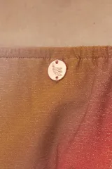 Bikini de tiras con cobertura media, color naranja con degradado a beige. Se ajusta de adelante y de atrás para regular la cobertura.