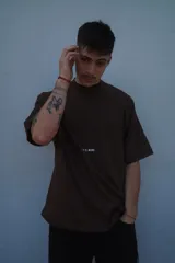 Remerón de algodón color marrón oscuro con estampa en la espalda con texto en tipografía cursiva blanca.