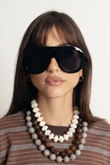 Lentes de sol con armazón de policarbonato con estampado carey y cristales amarillos. Diseño de estilo aviador con puente superior recto.