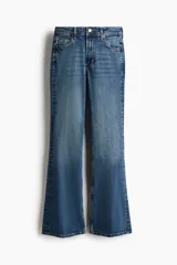 Jean de tiro alto con corte acampanado desde la rodilla, confeccionado en denim con leve elasticidad. Presenta diseño clásico de cinco bolsillos, cierre frontal con botón y acabado en tono azul medio.