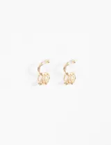 Par de aros dorados con diseño de triple aro entrelazado.