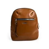 Mochila marrón de cuero sintético con cierre superior y bolsillo frontal con cierre.