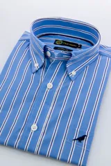 Camisa de hombre marca Club House, de corte clásico, con cuello button down, manga larga y estampado a rayas verticales azules y blancas. Tiene un bolsillo en el pecho con un logo bordado de un pájaro.