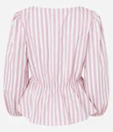 Blusa de tricolina con estampado de rayas verticales en color blanco y rosado. Presenta cuello en V, cierre frontal con botones, mangas 3/4 abullonadas y un lazo ajustable en la cintura.