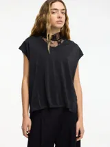 Chaleco de punto negro con textura metalizada y escote en v.