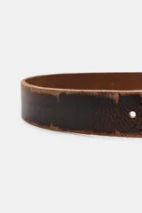 Cinturón de 4 cm de ancho confeccionado en piel 100% con acabado efecto desgastado y hebilla metálica rectangular.