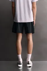 Short deportivo Zara Athleticz de tejido técnico ligero y elástico en color celeste, con cintura elástica ajustable, bolsillos frontales, aberturas laterales en el bajo y detalle de logo estampado.