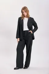 Pantalón de vestir de corte ancho y tiro alto, con diseño de pierna recta y bolsillos laterales.