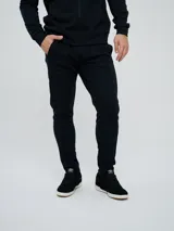 Pantalón jogger deportivo Umbro para hombre, de color negro, corte ajustado, con bolsillos laterales y cintura elástica con cordón ajustable.