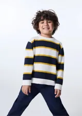 Camiseta de manga larga a rayas horizontales en blanco, azul marino y mostaza. Cuello redondo y corte clásico.