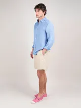 Camisa de hombre marca El Ganso, confeccionada en lino, de corte regular fit, cuello italiano, manga larga con puños simples y logo bordado en el pecho.