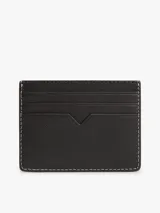 Tarjetero minimalista de piel Saffiano color negro, con ranuras exteriores para tarjetas, costuras a contraste y logo metálico de la marca en relieve.