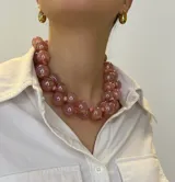 Collar corto de cuentas de resina brillante en color verde oscuro, con cierre de mosquetón y cadena de alargue.