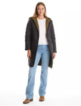 Campera reversible de corte largo con diseño capitoneado. Un lado presenta un tono verde oliva y el otro un tono negro, ambos con cierre frontal mediante botones a presión y bolsillos laterales.