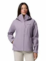Campera impermeable Columbia modelo Hikebound II, color violeta. Cuenta con capucha ajustable, cierre frontal con solapa, bolsillos con cremallera en el pecho y laterales, y puños ajustables. Diseñada con tecnología Omni-Tech para mayor protección contra la lluvia.