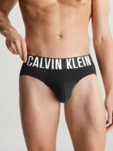 Pack de tres slips para hombre de Calvin Klein, color negro, con cintura elástica ancha que lleva el logo de la marca en blanco.