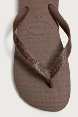 Sandalias de goma blanca Havaianas x Zara, con suela plana con relieve y tiras en el empeine con textura.