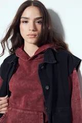 Buzo canguro color marrón oscuro con efecto lavado, calce relajado, capucha integrada, bolsillo frontal tipo canguro y terminaciones clásicas en puños y ruedo.