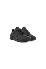 Zapatilla deportiva de hombre, color negro, con silueta inspirada en modelos retro. Confeccionada en una mezcla de cueros, incluyendo paneles con microperforaciones. Presenta cordones negros y una suela de goma con buen agarre.
