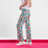 Pantalón de mujer color beige con estampado floral en amarillo y blanco, de corte recto y tiro alto.