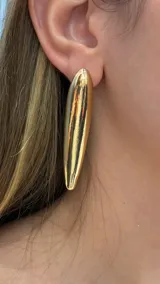 Caravana de diseño minimalista con forma de gota alargada y acabado pulido brillante.