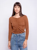 Top negro de manga larga con escote en V y frunces en el frente.