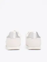 Zapatillas deportivas Tommy Jeans color blanco con detalles en gris y plateado. Exterior de malla con paneles de ante a contraste y panel metalizado en el talón.