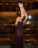Vestido largo de fiesta color borgoña, con escote halter, corte en la cintura y falda con caída fluida.