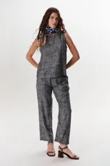 Top sin mangas de corte recto y cuello redondo, confeccionado en tejido con textura melange en tonos grises.