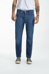 Jean de calce recto, color azul medio, con bolsillos delanteros y traseros.