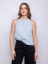 Top sin mangas color verde claro, con cuello halter y espalda baja.