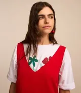 Enterito corto de Blue Steel confeccionado en viscosa, con escote en V tanto en el frente como en la espalda, breteles anchos y bolsillos laterales.