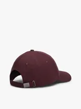 Gorra de béisbol de seis paneles confeccionada en sarga de algodón, con logo de la marca bordado en la parte frontal y hebilla metálica de ajuste en la parte trasera.