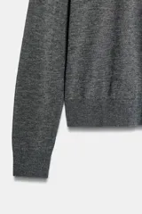 Jersey de punto liso extrafino con cuello redondo y manga larga, confeccionado en una mezcla de lana y seda.