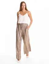 Pantalón wide leg de tiro alto con diseño plisado vertical y acabado metalizado en tono dorado. Presenta una cintura elástica fruncida con lazo de ajuste frontal y bolsillos laterales ocultos.